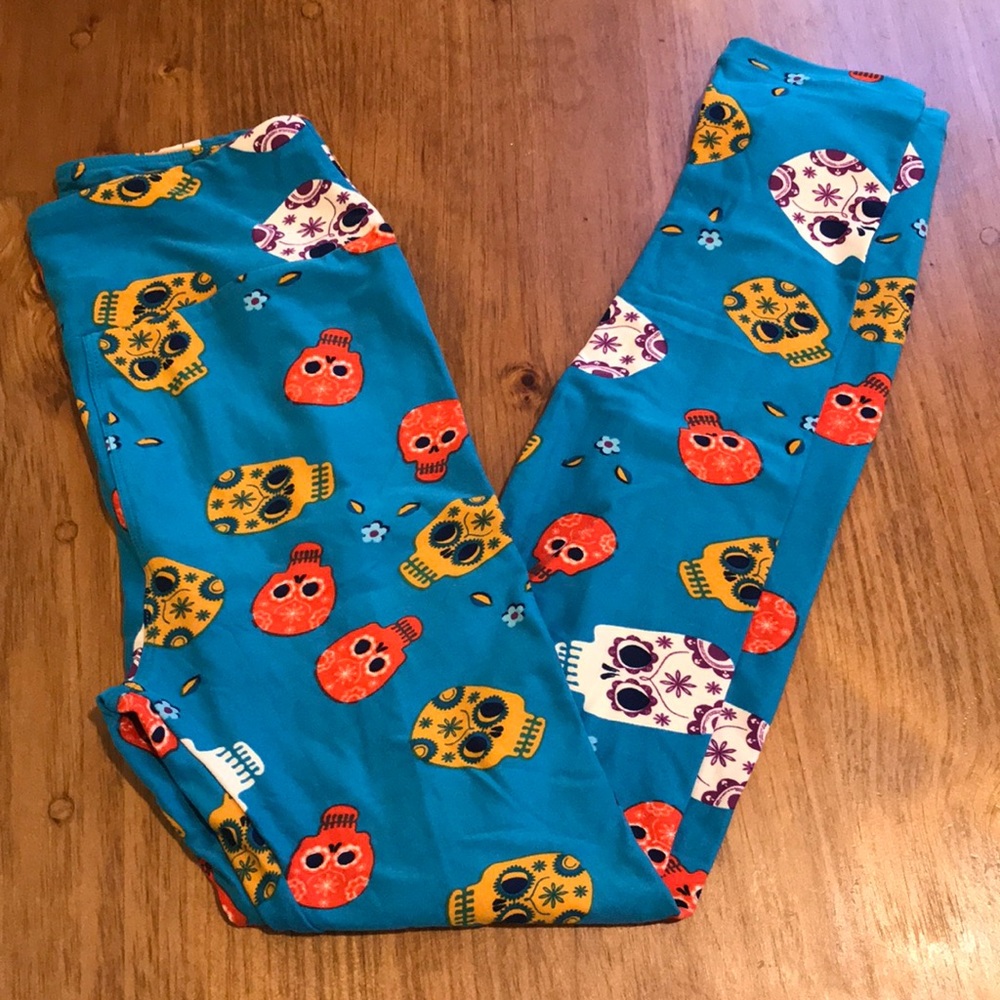 LuLaRoe blue sugar skull leggings!! OS